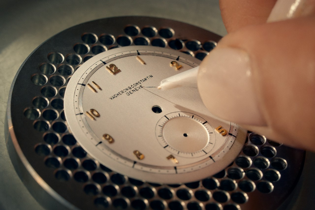 다이얼의 에나멜링 복원 작업.jpg