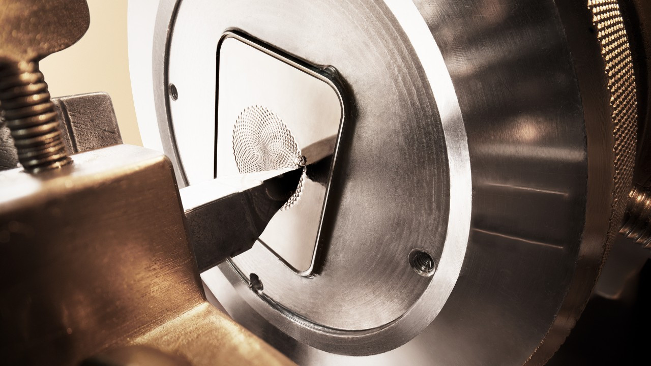 [예거 르쿨트르] 리베르소 트리뷰트 에나멜 쉬베이훙 이미지컷 (3).jpg