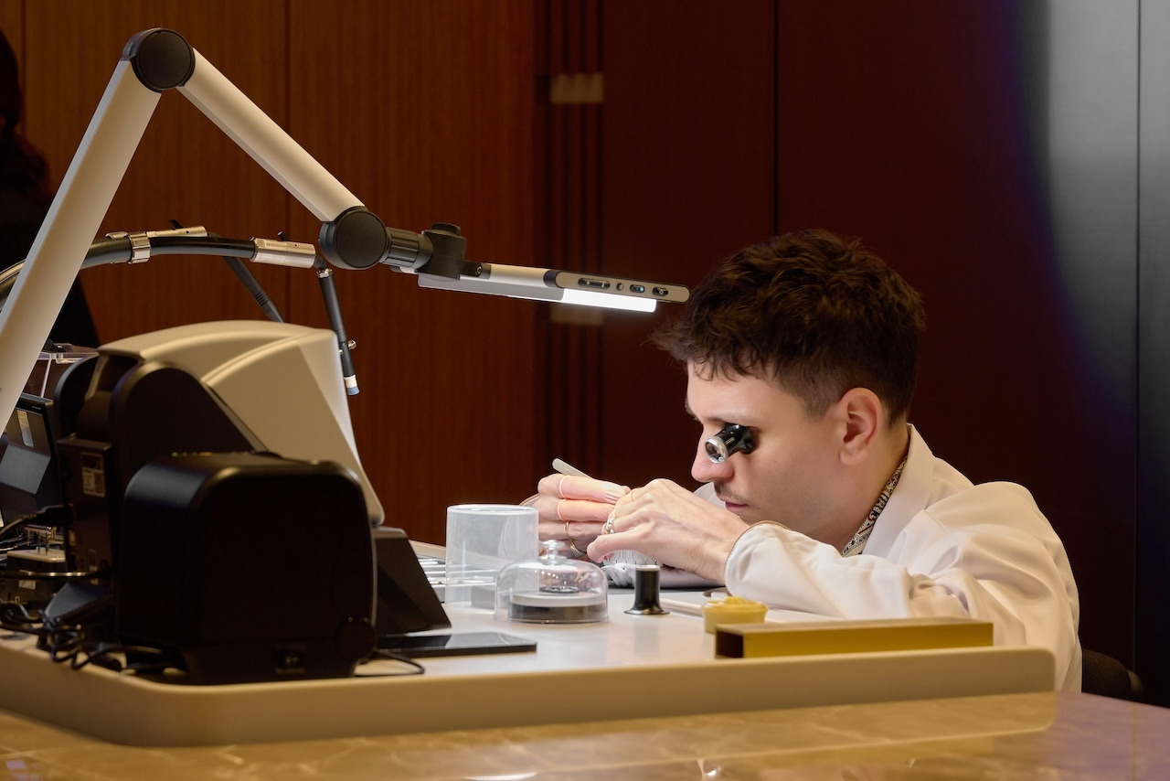 2층에 상주하는 전속 워치메이커가 작업하는 모습.jpg