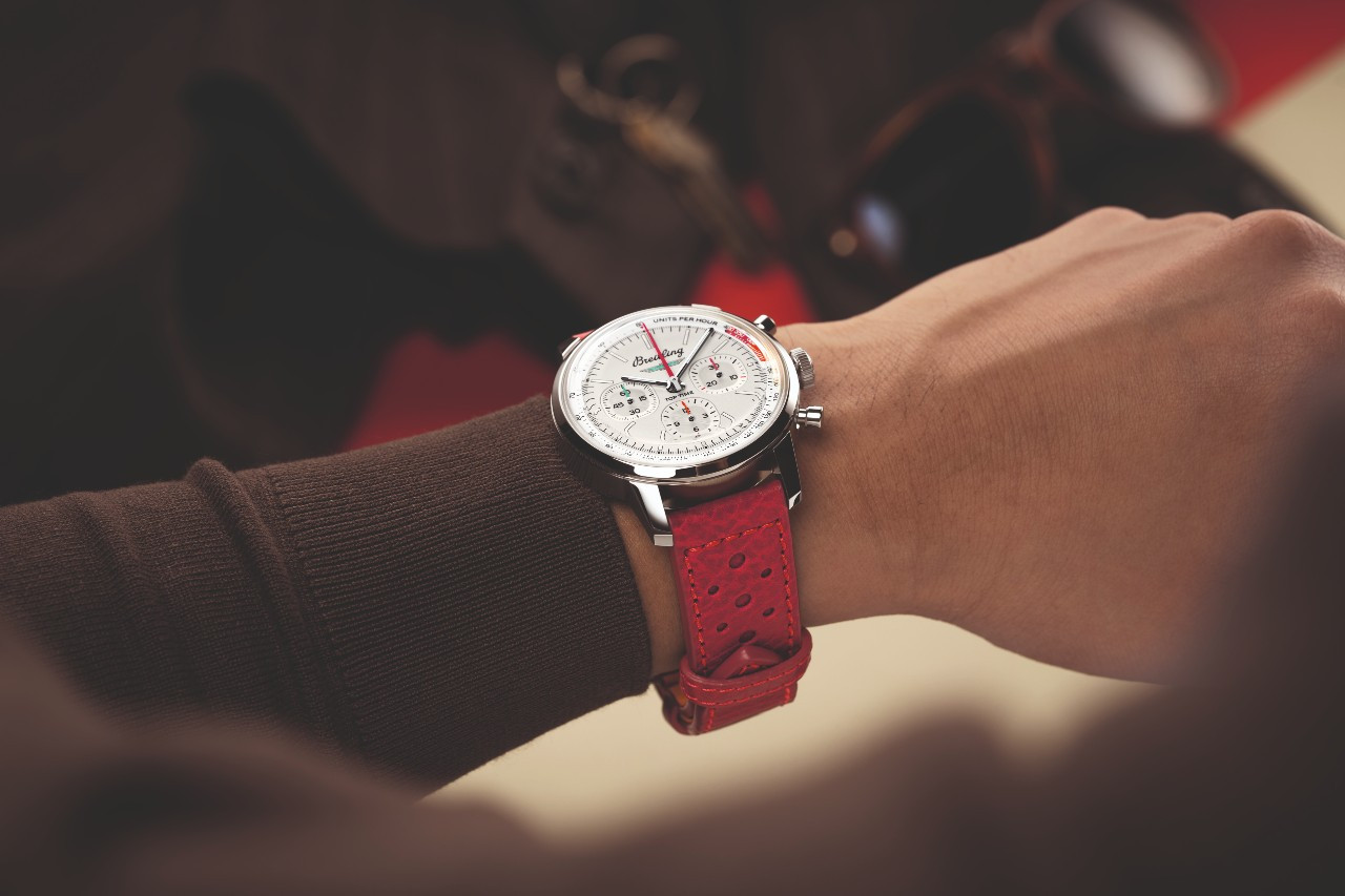 브라이틀링_포드 썬더버드_착용샷.jpg