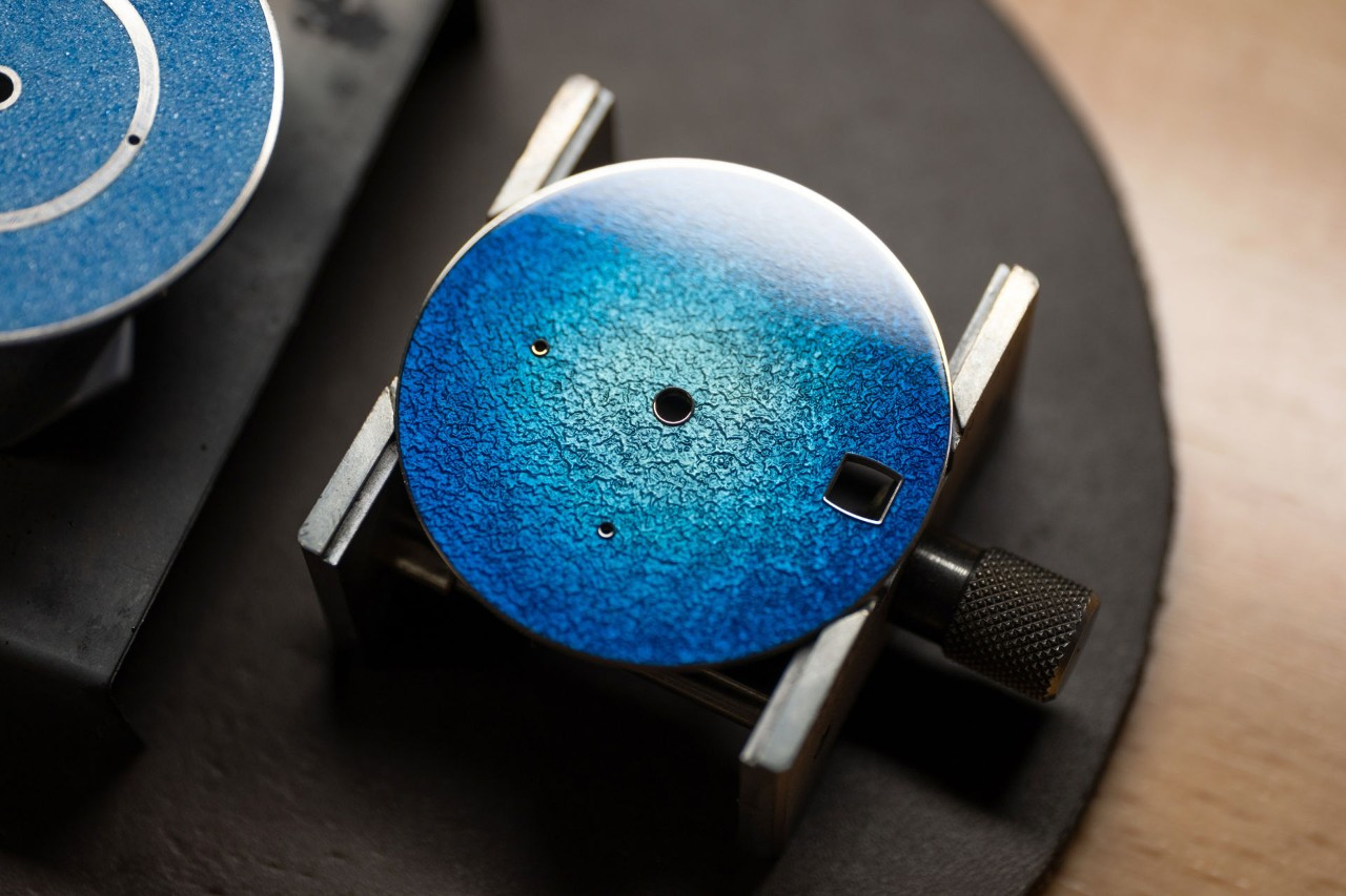 모저앤씨 그랑 푀 에나멜 다이얼 제작 과정.jpg