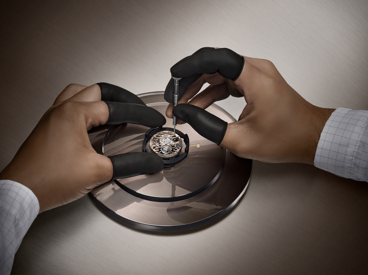 오데마 피게 로열 오크 셀프와인딩 투르비용 오픈워크 샌드 골드 무브먼트.jpg