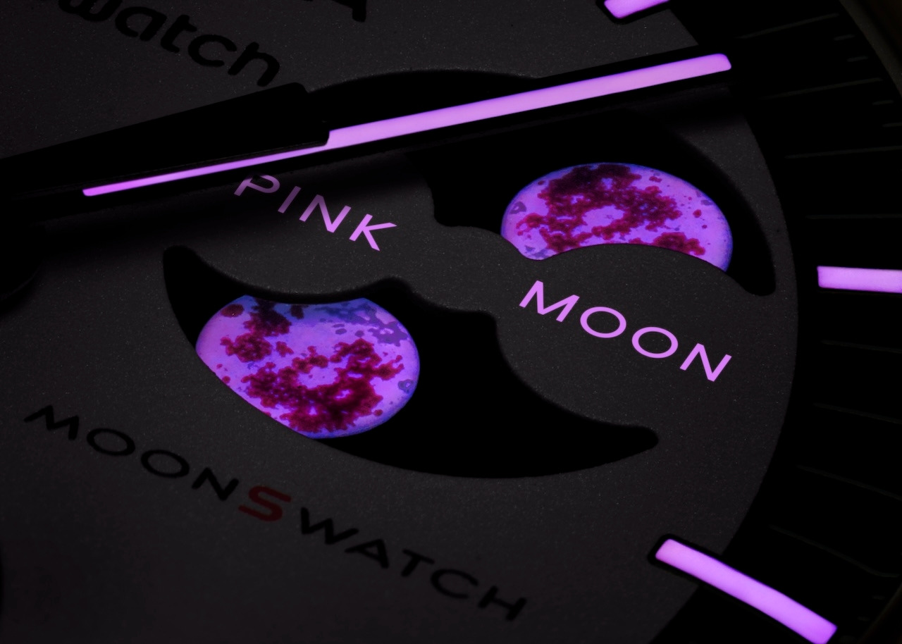 sc01_25_Moonswatch_PinkMoon_close-up moonphase night_High.jpg