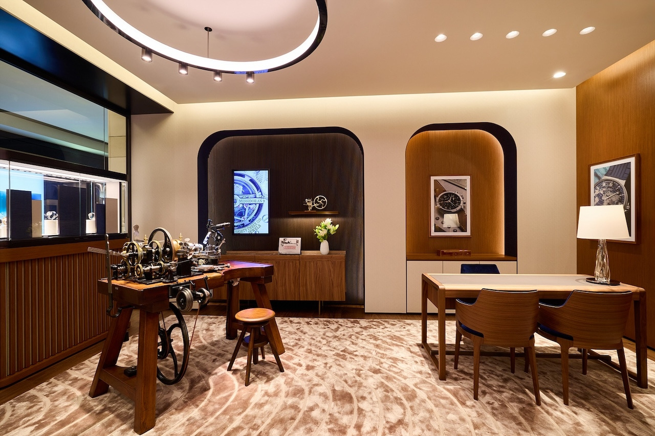 브레게 압구정 현대백화점 본점 부티크 엔진 터닝 머신.jpg