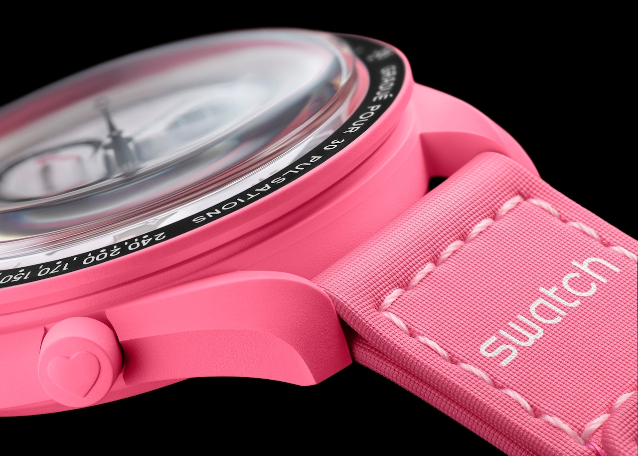 sc01_25_Moonswatch_PinkMoon_close-up lyr_black_High.jpg