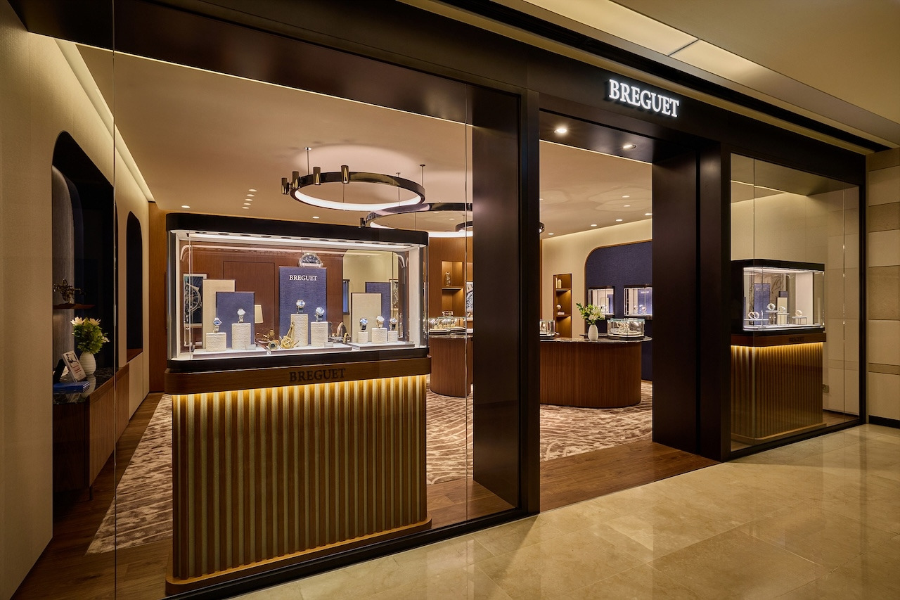 브레게 압구정 현대백화점 본점 부티크 정면.jpg