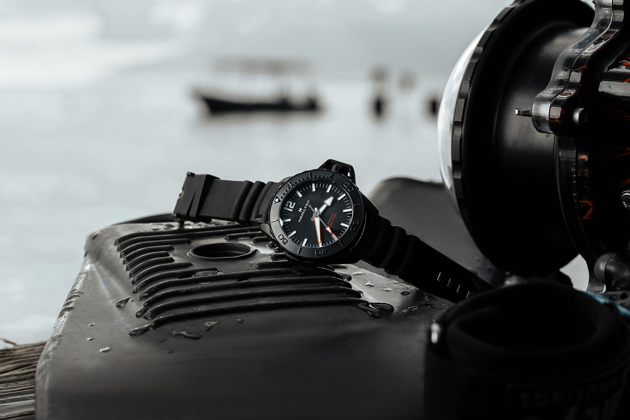Hamilton_Khaki_Navy_Frogman_H77855330_Lifestyle_2_19442.jpg