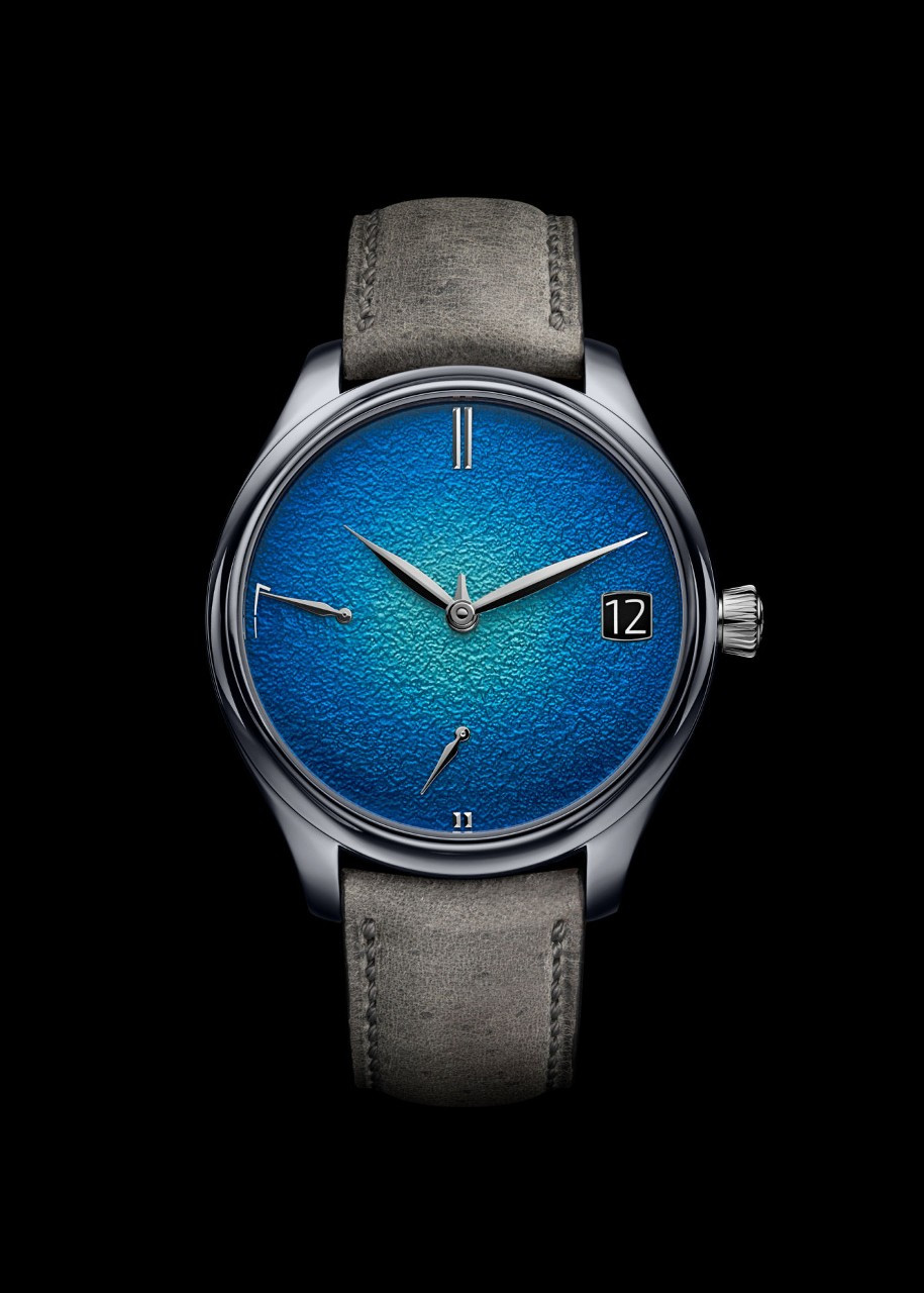 모저앤씨_Endeavour_Perpetual_Calendar_Tantalum_Blue_Enamel_3.jpg