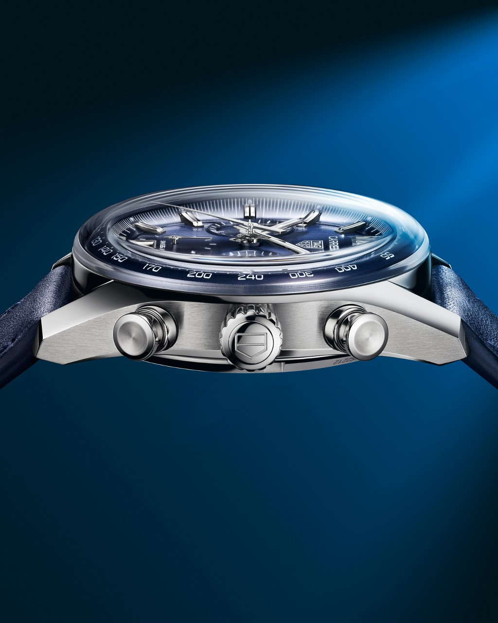 태그호이어_까레라 크로노그래프 글라스박스_사파이어 크리스털.jpg