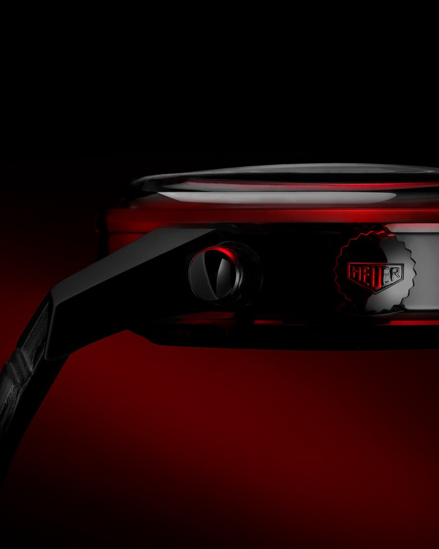 태그호이어 까레라 레드 다이얼 리미티드 에디션 크라운.jpg