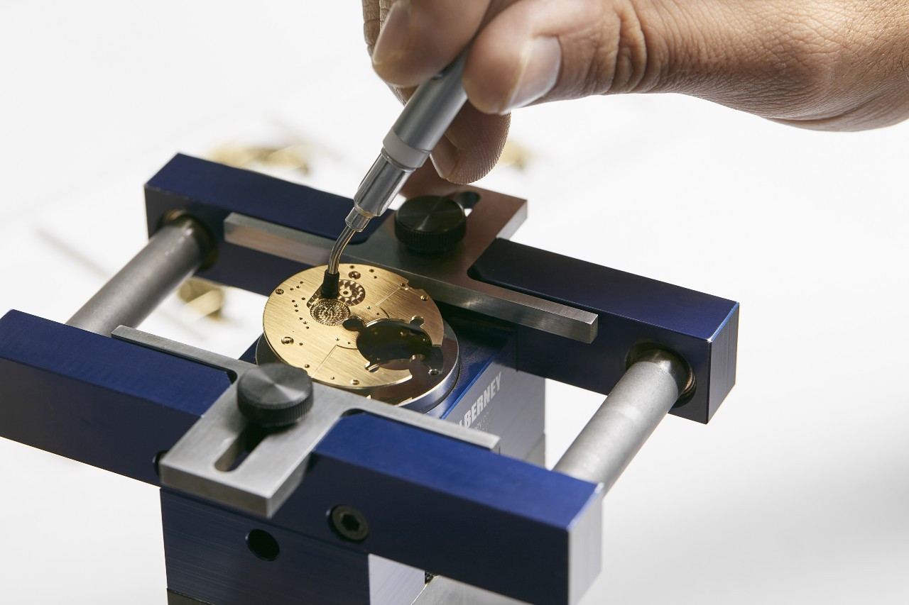 바쉐론 콘스탄틴_트래디셔널 투르비용 레트로그레이드 데이트 오픈페이스의 제작 과정_3.jpg