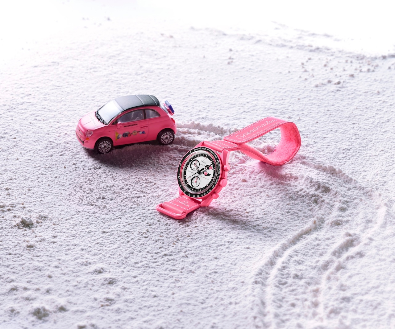 sc01_25_Moonswatch_PinkMoon_ambiance Fiat500_High.jpg