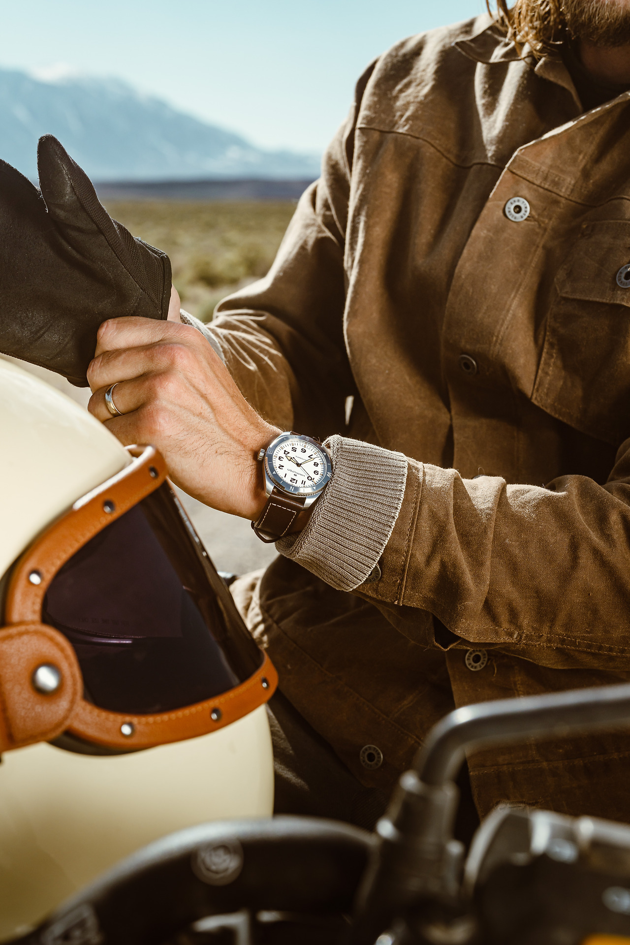 Hamilton Khaki Field Expedition_H70315510_Lifestyle 2.jpg