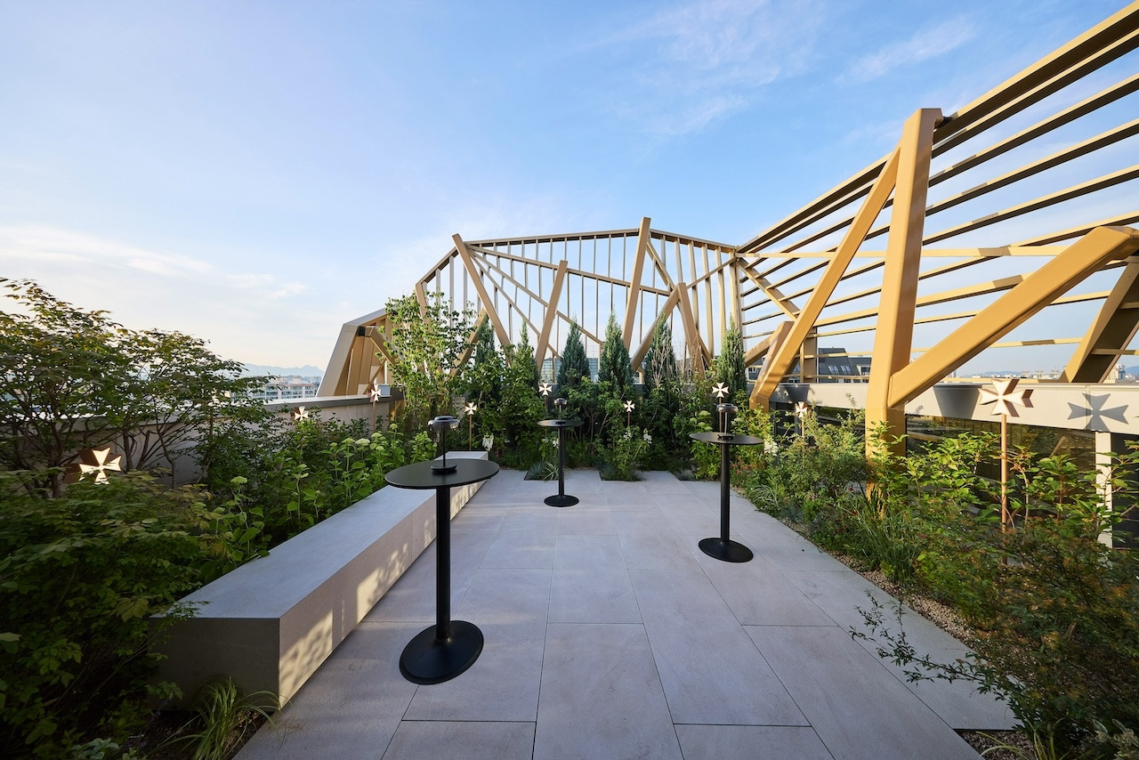 말테 크로스 심볼 조명이 설치된 루프탑 가든.jpg