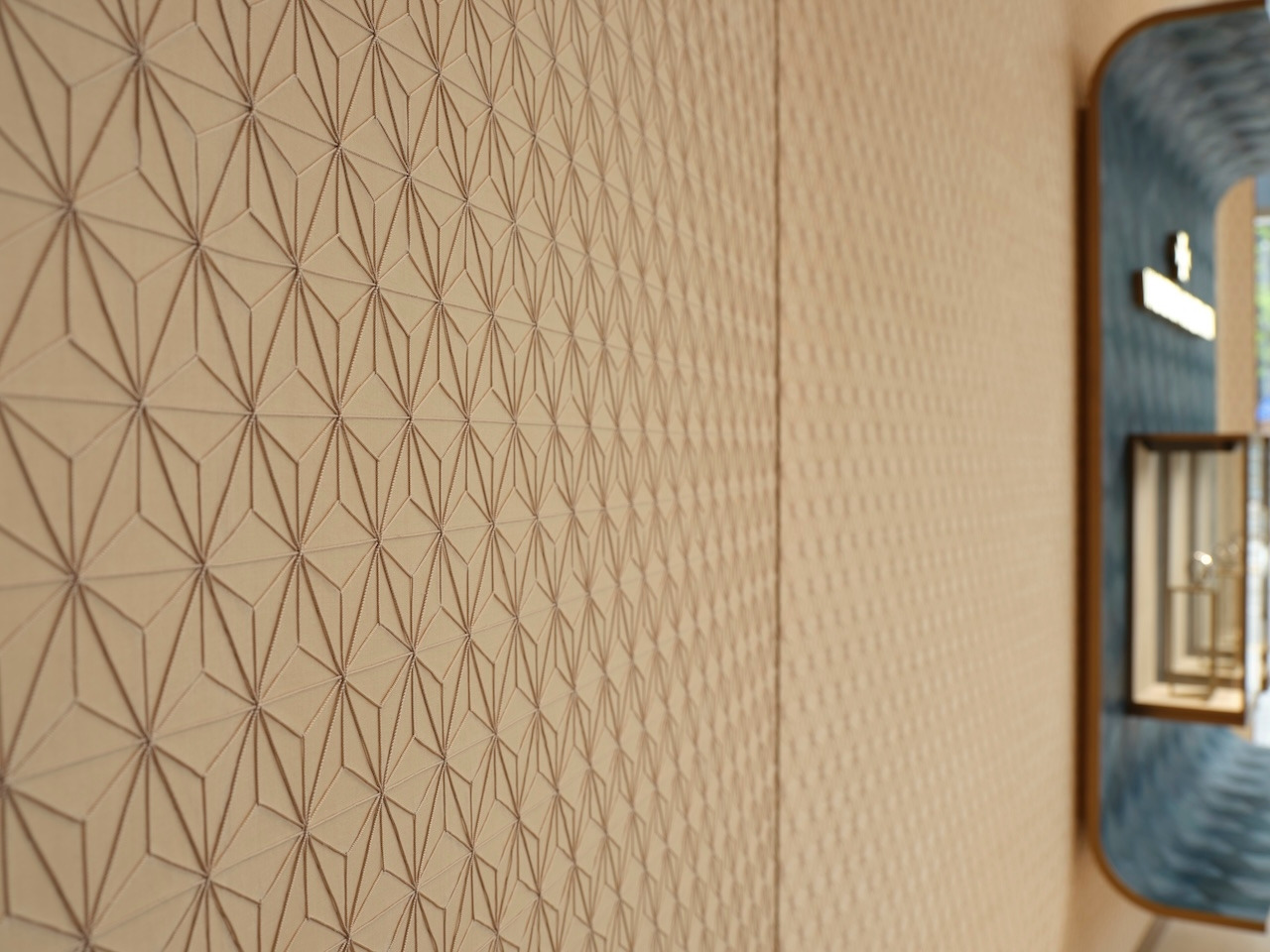 [바쉐론 콘스탄틴] 한국 국가 무형 유산 80호 자수 장인 김영이 선생과 제자들이 손바느질로 손수 지어낸 아트 월 ‘시간의 입방체  Threads of Legacy’.jpg