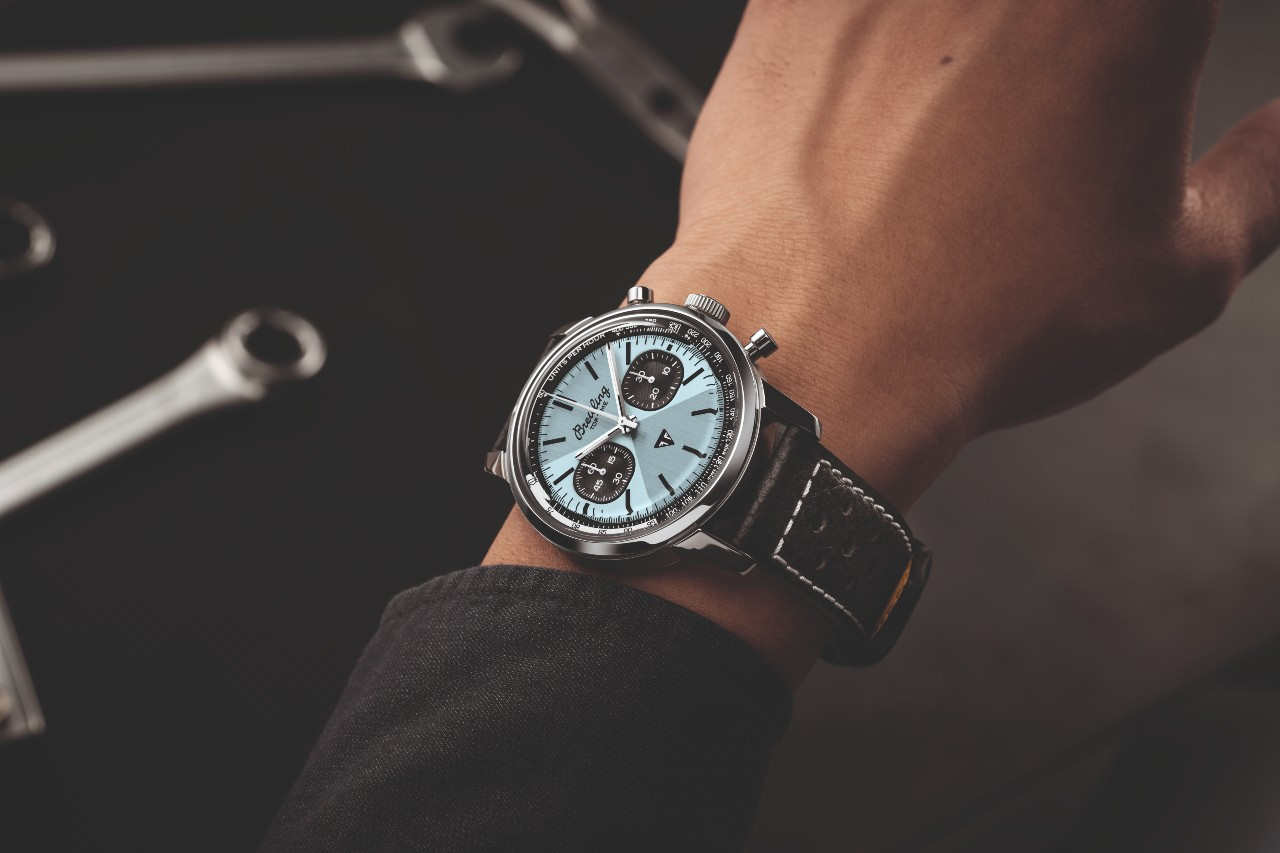 착용샷_브라이틀링_탑 타임 B01 트라이엄프_01.jpg