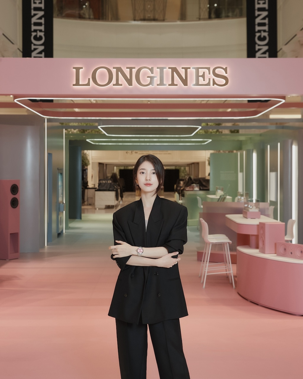 콘퀘스트 팝업 스토어를 방문한 수지.jpg