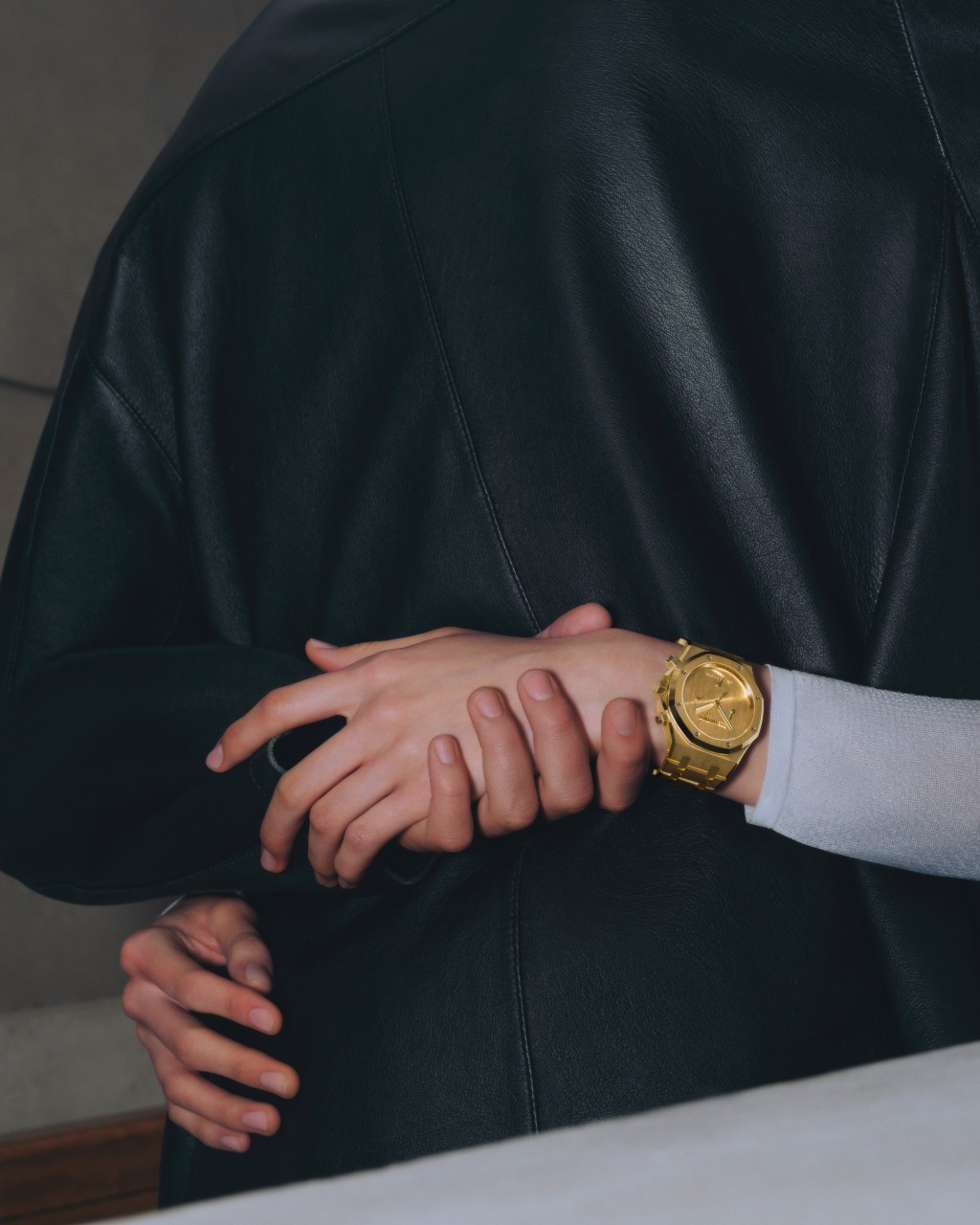 오데마 피게 로열 오크 오프쇼어 셀프와인딩 크로노그래프 옐로 골드 모델_02.jpg