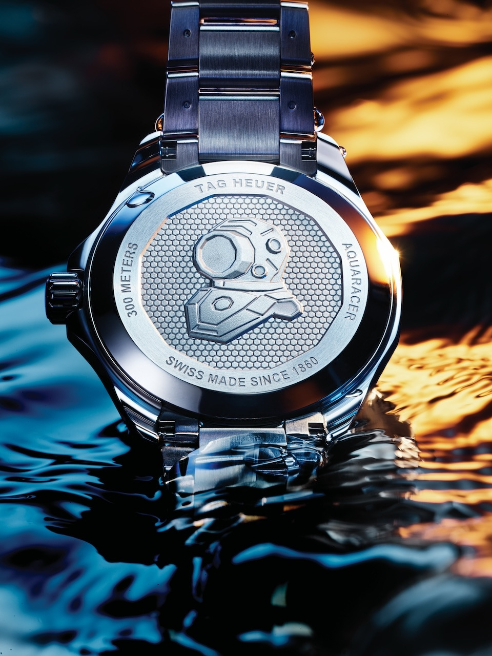 태그호이어 아쿠아레이서 프로페셔널 300 스쿠바 백 케이스 엠블럼.jpg