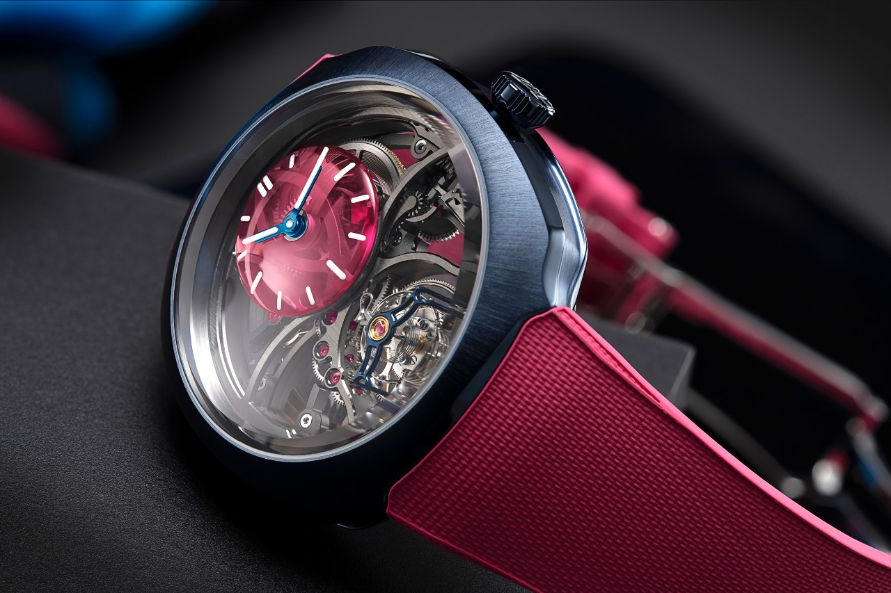 HMoser_6811-1201_Streamliner_Cylindrical_Tourbillon_Alpine_BWT_Unique_Piece__Lifestyle_Side_Close.jpg