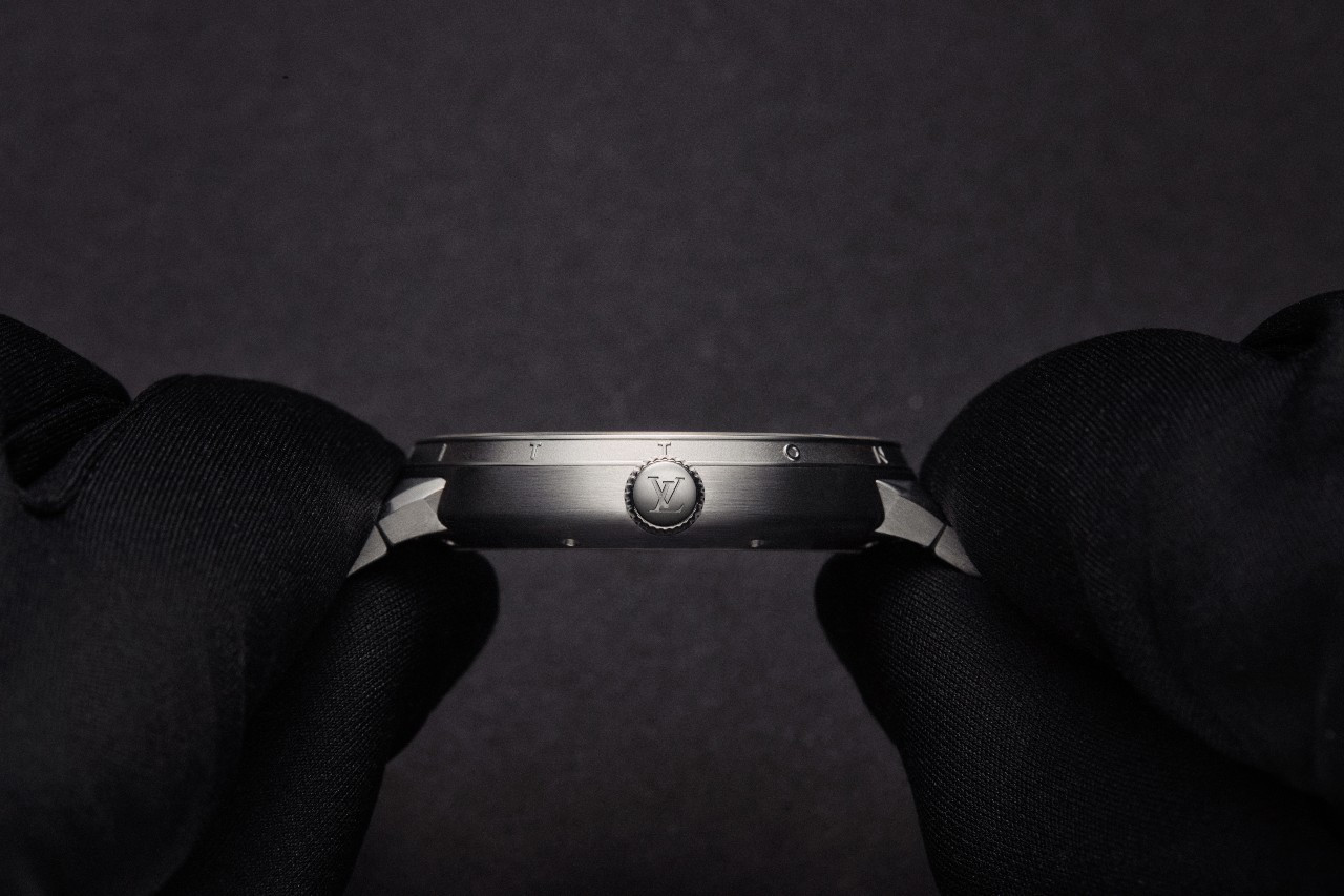 루이비통_땅부르 워치_실버그레이_04.jpg