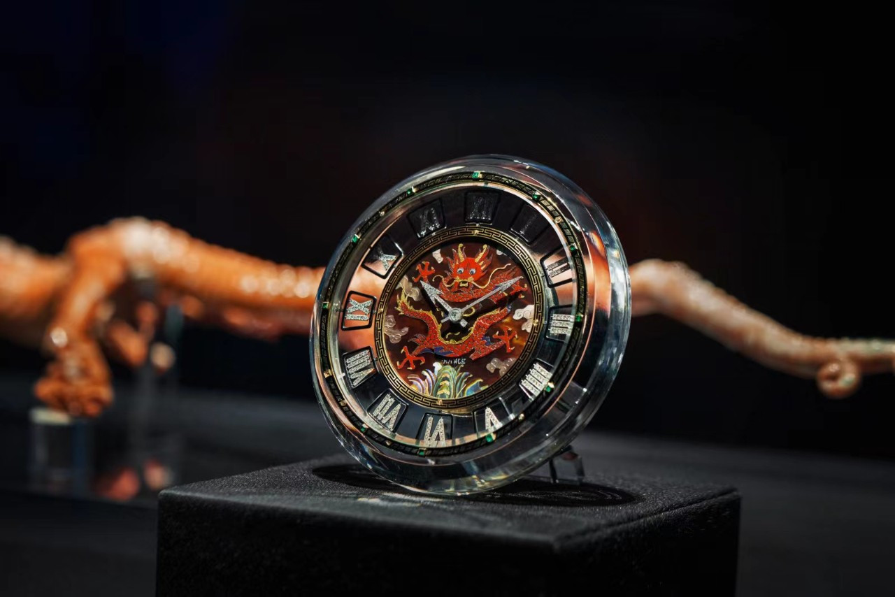 4_받침이 있는 데스크 클락 Cartier Collection © Cartier.jpg