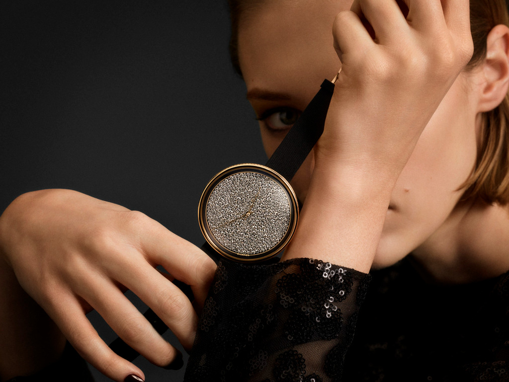 자수 모티프_착용샷.jpg