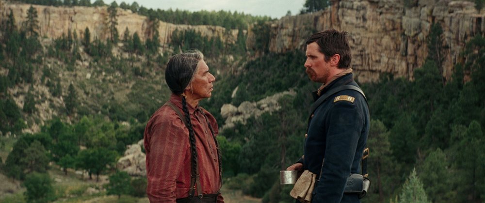 hostiles-2017-003-wes-studi-christian-bale-canyon.jpg