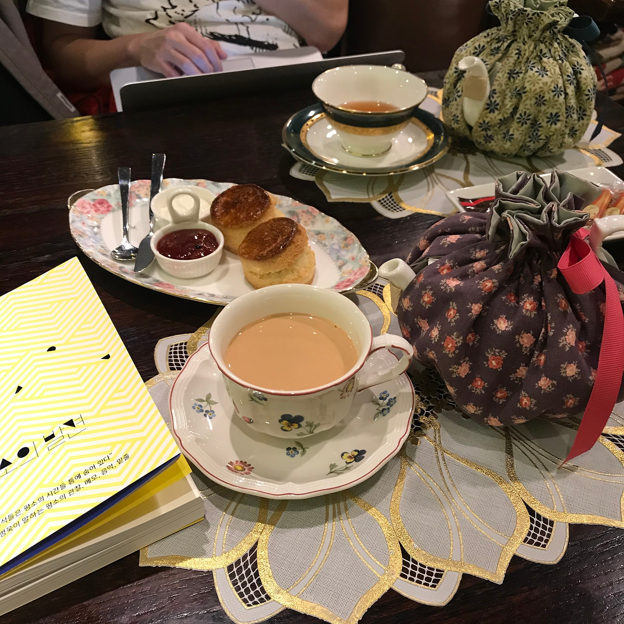 1. 시간이머무는 홍차가게.jpg