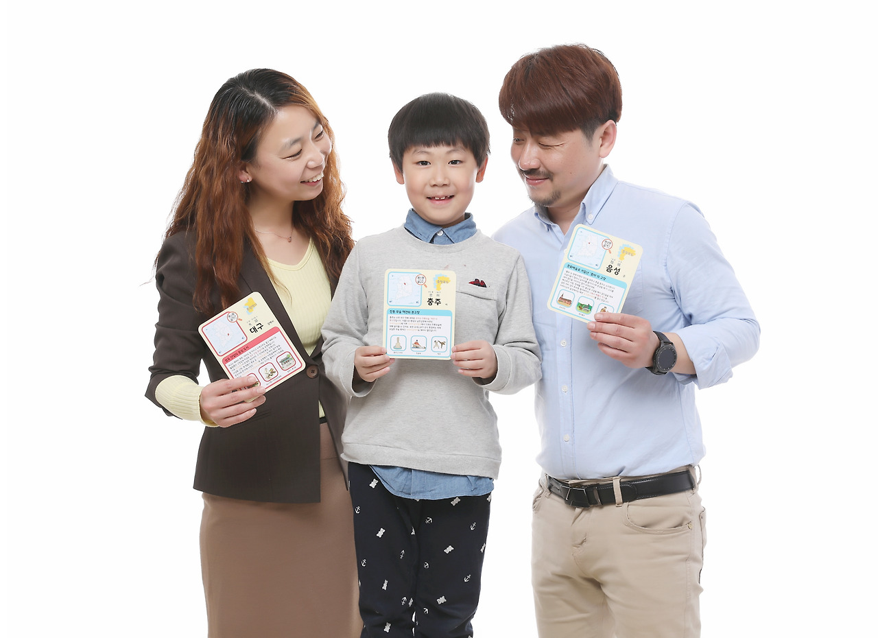 가족이 카드들고(대표님).jpg