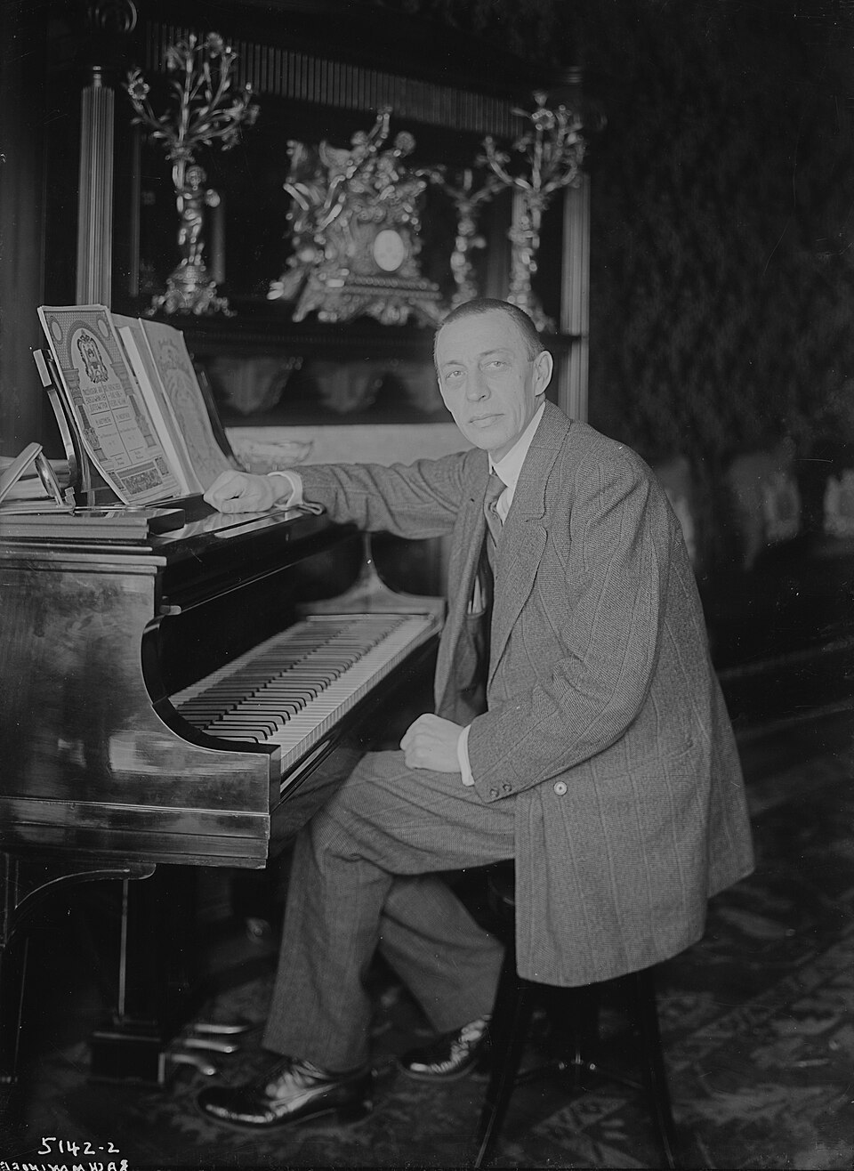 Rachmaninoff_Seated_at_Steinway_Bain.jpg