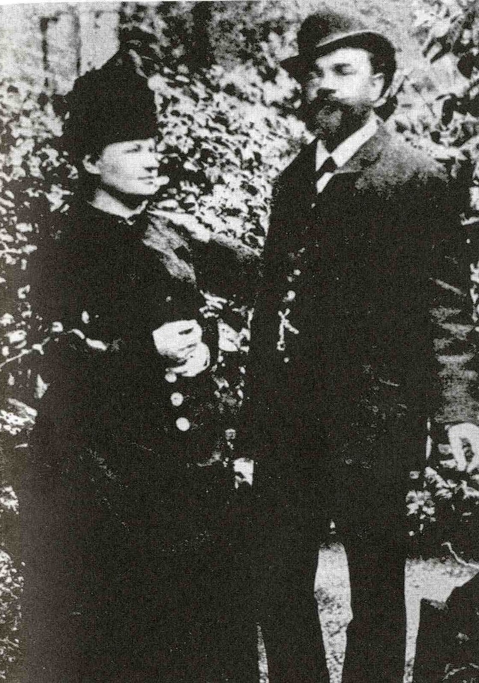 Antonín_Dvořák_with_his_wife_Anna_in_London,_1886.jpg