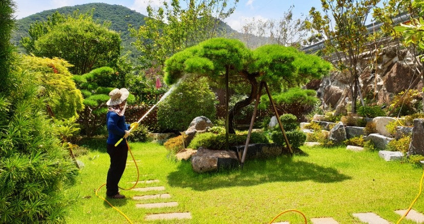 조경관리하고 있는 김기일 씨.jpg