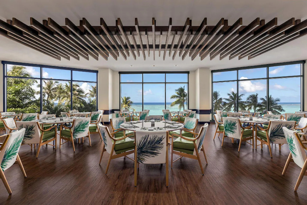 괌_타무닝_두짓_비치_리조트_괌_식사공간장소_1.jpg