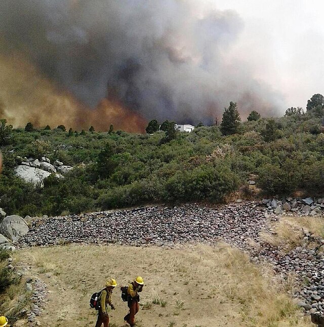 Yarnell_Hill_Fire_with_firefighters.jpg