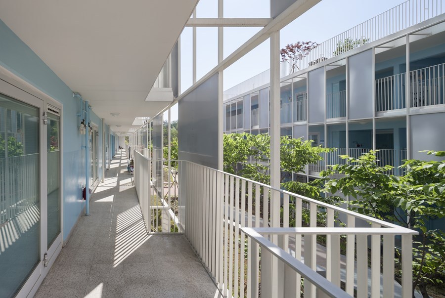 강남 하우징 _ 주동 저층부 복도 Ⓒ 대한건축사협회.jpg