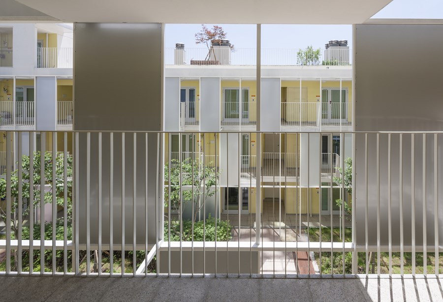 강남 하우징 _ 서로 마주보는 주동 저층부와 입면패널 Ⓒ 대한건축사협회.jpg