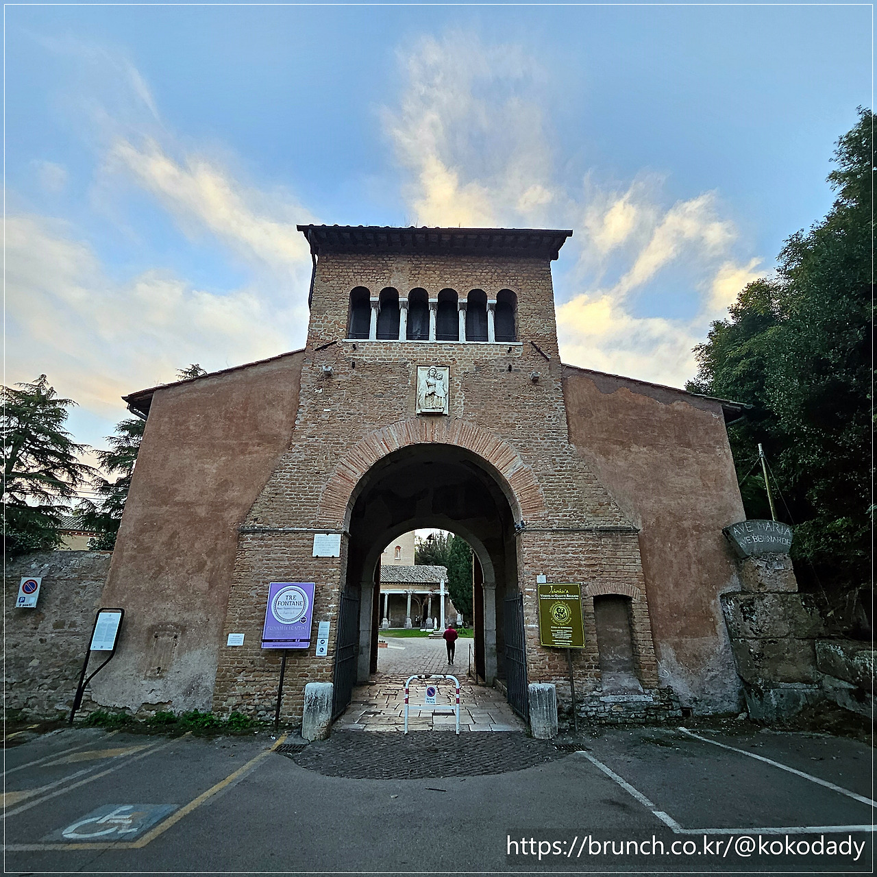 12세분수수도원_입구.jpg