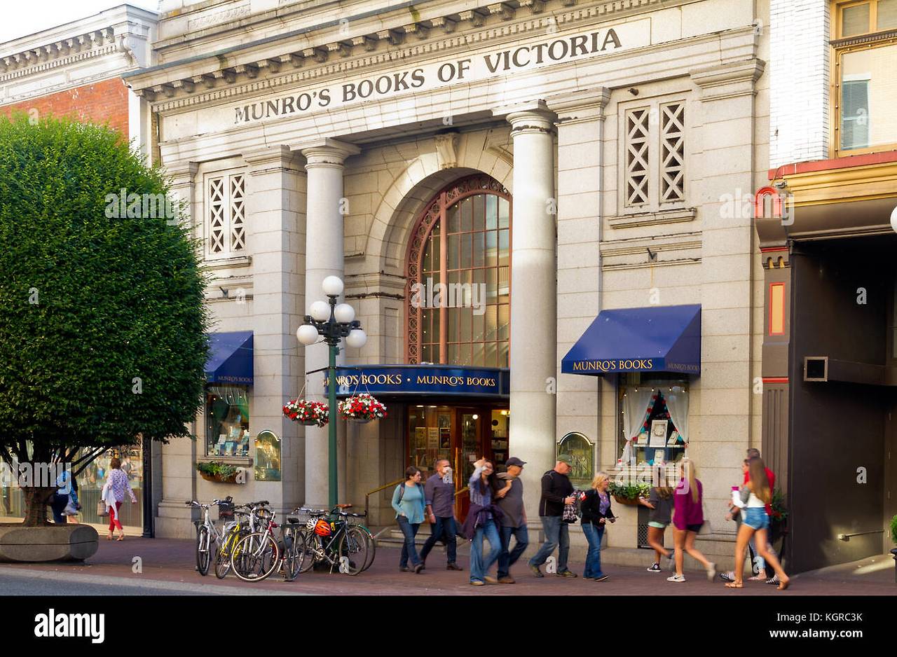 front-entrance-of-munros-books-in-downtown-victoria-bc-canada-KGRC3K.jpg