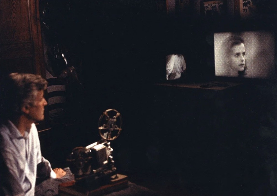 Toto watching Elena in Film.jpg