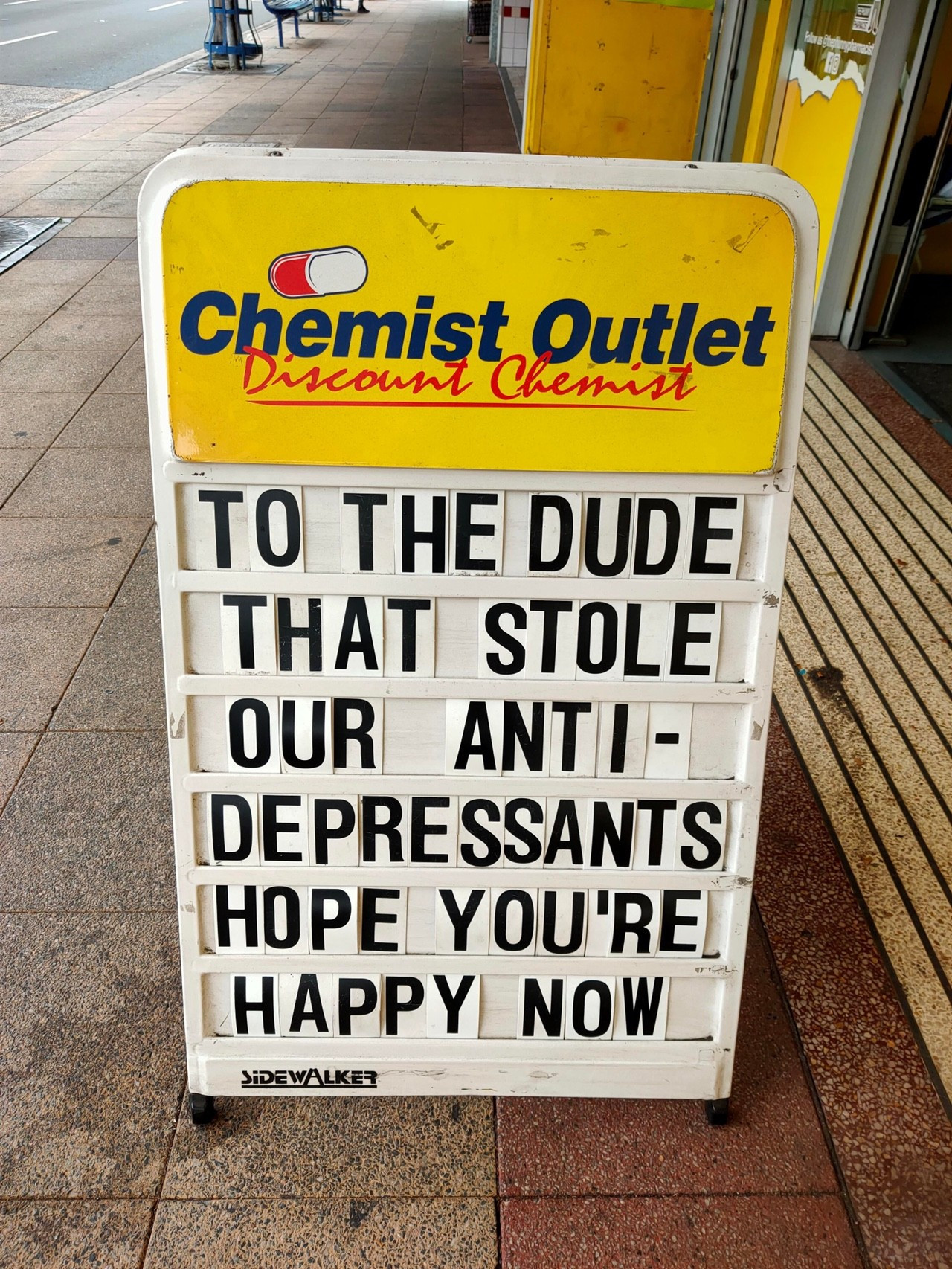 우리 가게에서 항우울제를 훔친 친구에게 이제는 행복하길 바래.jpg