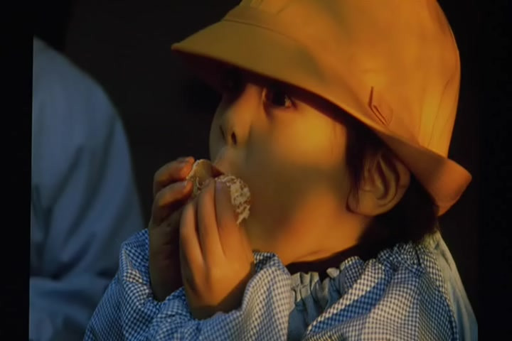 연애사진 흥미로운 대상 아이의 능청스러움 셔터.jpg