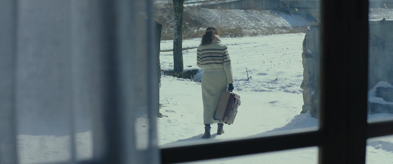 창문으로 바라보는 뒷모습 _ 공간에 창문이 있다는 것만으로 더 아련해지는 느낌이 들게 한다 _ 군대 창틀 바로 앞이 사회지만 나가지 못하는 군인들의 마음처럼 .jpg