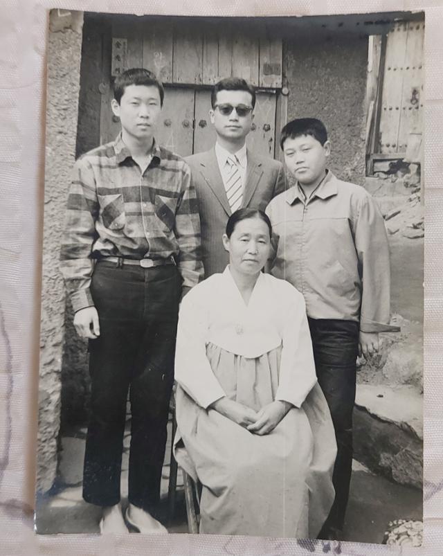 김주열 열사 가족 사진. 어머니 권찬주(아래) 여사와 셋째아들 택열, 첫째 아들 광열, 넷째 아들 길열씨. 김길열씨 제공1.jpg