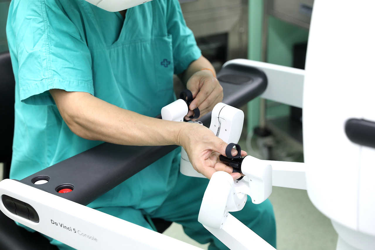 [사진] 일산백병원 산부인과 전경철 교수가 Rh-형 환자에게 발생한 20cm 크기의 거대 자궁근종을 최신 로봇수술 장비 ‘다빈치 5(Da Vinci 5)’를 활용해 성공적으로 제거했다..jpg