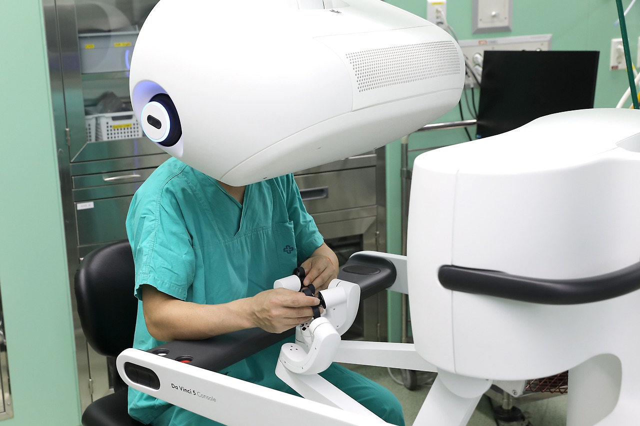 [사진] 인제대학교 일산백병원 산부인과 전경철 교수가 최신 로봇수술 장비 ‘다빈치 5’를 활용해 Rh-형 환자의 20cm 거대 자궁근종 제거 수술을 시행하고 있다..jpg