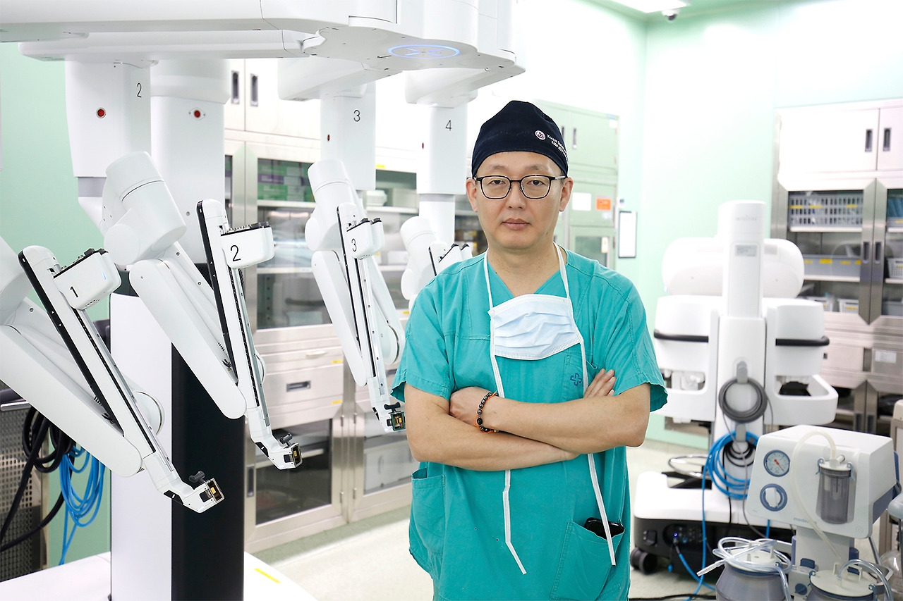 산부인과 전경철 교수_로봇수술 100례.jpg