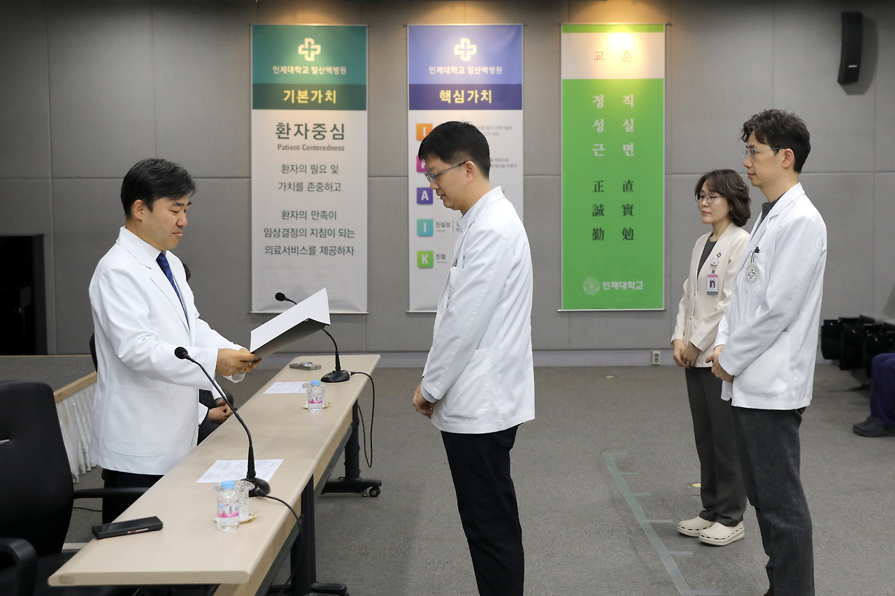 20260203_환자경험 우수부서 표창1.jpg