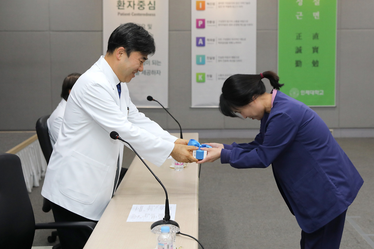 20260203_직원들이 뽑은 친절직원 시상3.jpg