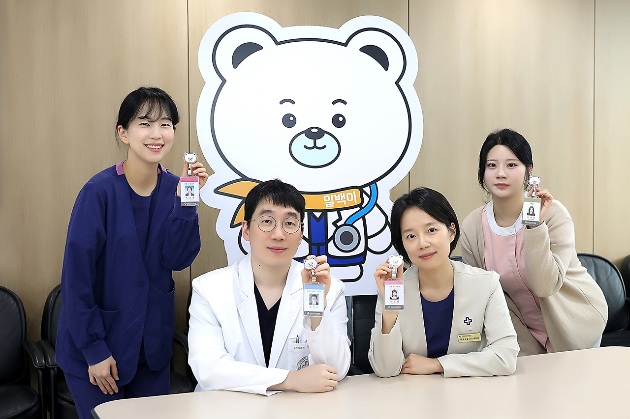 [사진] 일산백병원이 병원 마스코트 ‘일백이’를 활용한 사원증 릴홀더를 제작해 전 교직원에게 배포하며 친근하고 신뢰감 있는 병원 이미지 구축에 나섰다..jpg